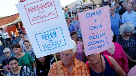 Menschen im hessischen Wächtersbach versammeln sich zum Gedenken an den Mordversuch an einem Mann aus Eritrea am Montag.