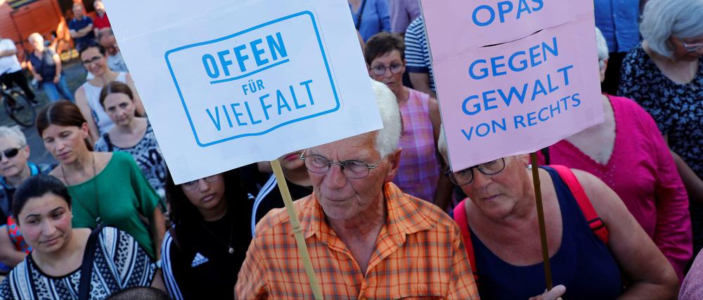 Menschen im hessischen Wächtersbach versammeln sich zum Gedenken an den Mordversuch an einem Mann aus Eritrea am Montag.