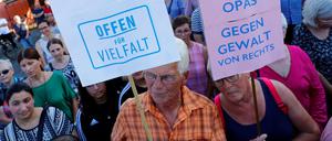 Menschen im hessischen Wächtersbach versammeln sich zum Gedenken an den Mordversuch an einem Mann aus Eritrea am Montag.
