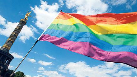 Die Regenbogenfahne weht während des Umzugs zum Christopher Street Day (CSD) vor der Siegessäule in Berlin.