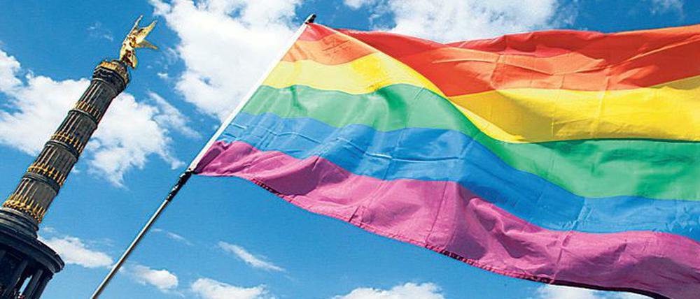 Die Regenbogenfahne weht während des Umzugs zum Christopher Street Day (CSD) vor der Siegessäule in Berlin.