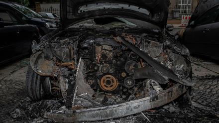 Ein ausgebranntes Auto steht an der Guerickestraße in Charlottenburg. Immer wieder brennen in Berlin Fahrzeuge.