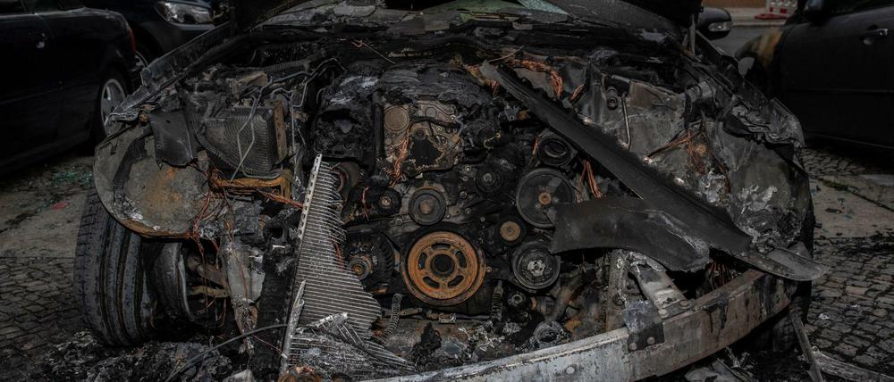 Ein ausgebranntes Auto steht an der Guerickestraße in Charlottenburg. Immer wieder brennen in Berlin Fahrzeuge.