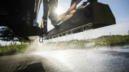 Das Salz entzieht der Luft Feuchtigkeit, und die wiederum kühlt den Asphalt.