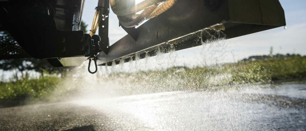 Das Salz entzieht der Luft Feuchtigkeit, und die wiederum kühlt den Asphalt.