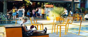 Zeichen und Wunder. Wer die Bergmannstraße in Kreuzberg kennt, der versteht zumindest ein bisschen mehr darüber, warum Berlin als Ganzes ewig unverständlich bleibt.