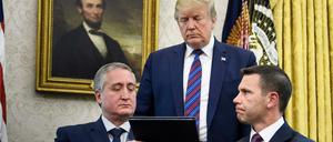 US-Präsident Donald Trump, Guatemalas Innenminister Enrique Degenhart (l.) und US-Innenminister Kevin K. McAleenan (r.) 