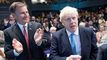 Er applaudierte dem Rivalen – und geht mit Stil: Jeremy Hunt mit Boris Johnson, nachdem am Dienstag dessen Sieg verkündet wurde.