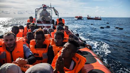 Migranten sitzen 2018 in einem Schlauchboot.