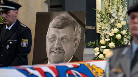 Opfer rechter Gewalt: Das Konterfei von Walter Lübcke beim Trauergottesdienst für den CDU-Politiker