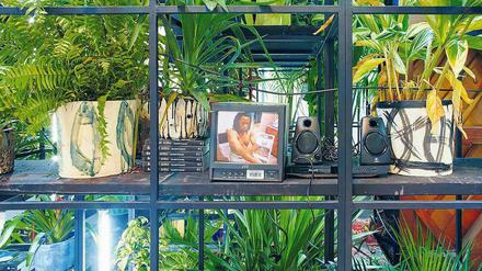 Rashid Johnsons Installation steht im Lichthof des Gropius Bau.