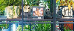 Rashid Johnsons Installation steht im Lichthof des Gropius Bau.