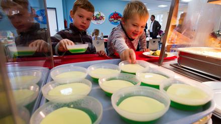 Kinder aus Familien mit geringem Einkommen bekommen in Schulen ihr Mittagessen kostenlos.