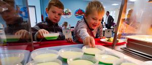 Kinder aus Familien mit geringem Einkommen bekommen in Schulen ihr Mittagessen kostenlos.
