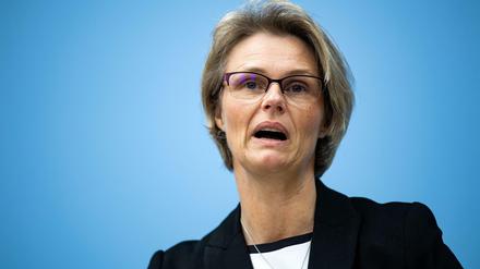 Anja Karliczek (CDU) muss im Bildungsausschuss Stellung beziehen.