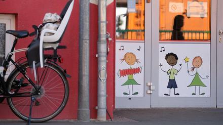 Sachsen, Leipzig: Ein Fahrrad mit Kindersitz steht am Eingang einer Kindertagesstätte (Symbolbild)