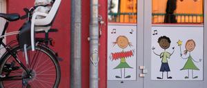 Sachsen, Leipzig: Ein Fahrrad mit Kindersitz steht am Eingang einer Kindertagesstätte (Symbolbild)