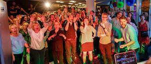 Jubelnde Universitäts-Angehörige bei der Siegesfeier der Berliner Exzellenzunis in der Urania.