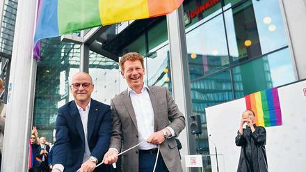 An einem Strang. Deutsche-Bahn-Manager Martin Seiler und Richard Lutz hissen die Regenbogenflagge.