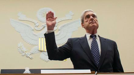 Robert Mueller wird vor seiner Aussage im US-Kongress vereidigt. 