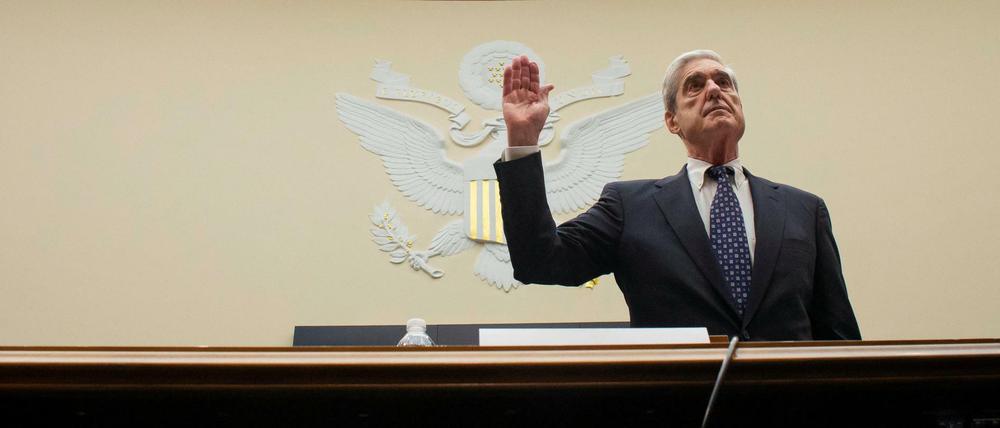 Robert Mueller wird vor seiner Aussage im US-Kongress vereidigt. 