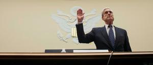 Robert Mueller wird vor seiner Aussage im US-Kongress vereidigt. 