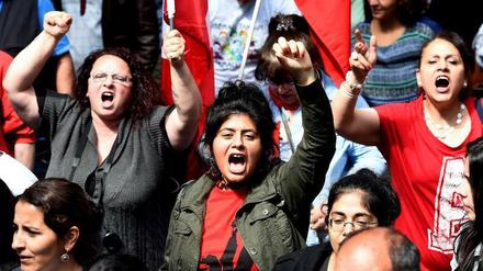Alevitinnen protestieren 2014 gegen Erdogan in Köln. Bis zu 500.000 Aleviten leben in Deutschland.