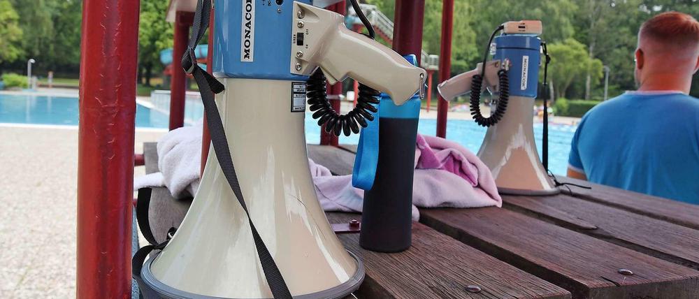 Ohne sie geht nichts. Schwimmmeister, wie hier im Sommerbad Humboldthain, sind Ordnungshüter und potenzielle Lebensretter.