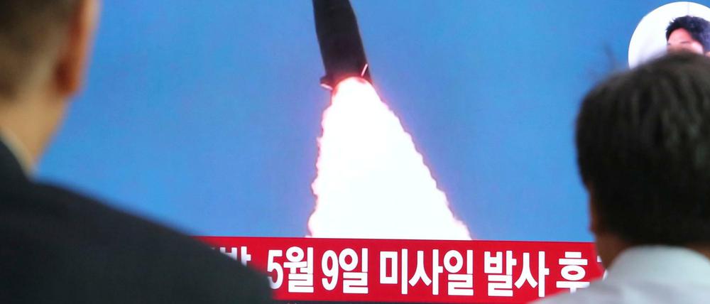 Südkorea, Seoul: Pendler schauen am Hauptbahnhof eine Nachrichtensendung, in der über eine nordkoreanischen Waffentest berichtet wird.
