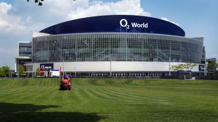 In einer Stadt vor unserer Zeit. Die O2 World heißt längst Mercedes-Benz-Arena. Nur bei Google Street View noch nicht.