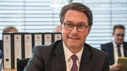 Bundesverkehrsminister Andreas Scheuer (CSU) will gegen die Sperren auf Landstraßen in Österreich vorgehen.