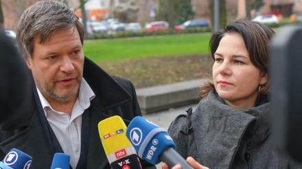 07.01.2019, Brandenburg, Frankfurt (Oder): Annalena Baerbock und Robert Habeck, die Bundesvorsitzenden von Bündnis 90/Die Grünen, kommen zur Jahresauftakt-Klausur des Bundesvorstandes in die deutsch-polnische Grenzstadt am Fluss Oder. Foto: Patrick Pleul/dpa-Zentralbild/dpa +++ dpa-Bildfunk +++ | Verwendung weltweit