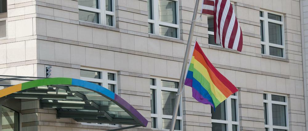 An der US-amerikanischen Botschaft am Pariser Platz hängt eine Regenbogenfahne unter einer US-Flagge. 