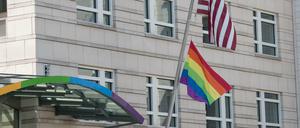 An der US-amerikanischen Botschaft am Pariser Platz hängt eine Regenbogenfahne unter einer US-Flagge. 