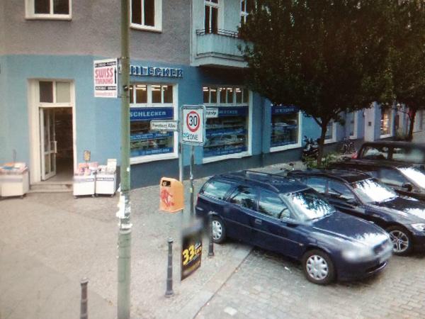 Ewig im Halteverbot. Schlecker gibt es längst nicht mehr, selbst der alte Opel ist längst verkauft.