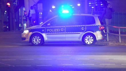 Symbolbild: Ein Polizeiwagen mit Blaulicht in der Nacht