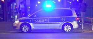 Symbolbild: Ein Polizeiwagen mit Blaulicht in der Nacht