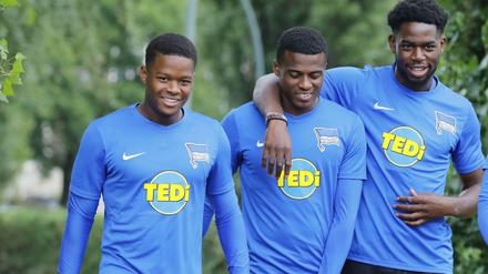 Willkommen in Berlin. Javairo Dilrosun (Mitte) und Jordan Torunarigha (rechts) helfen Daishawn Redan bei der Integration. 