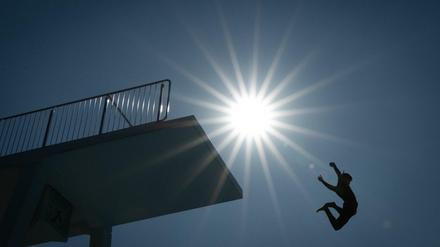 Ein Sprung ins Freibad kann bei den heißen Temperaturen Abkühlung verschaffen.