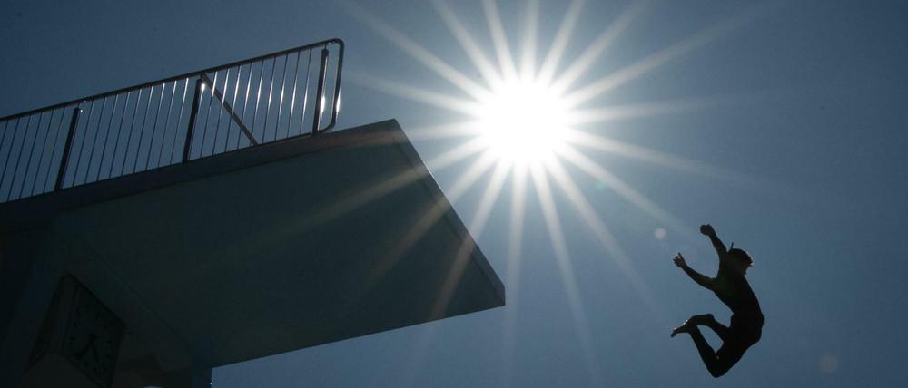 Ein Sprung ins Freibad kann bei den heißen Temperaturen Abkühlung verschaffen.