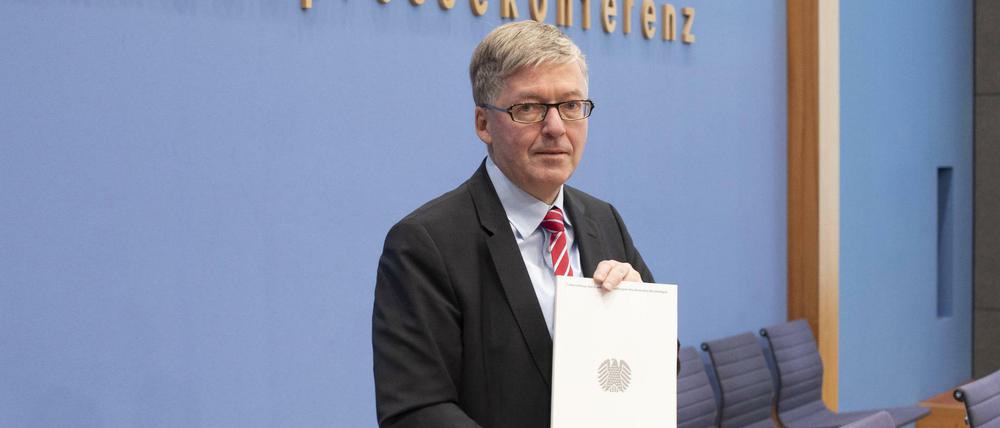 Der Wehrbeauftragte des Bundestages, Hans-Peter Bartels (SPD), stellt seinen Jahresbericht vor.
