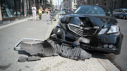 Totalschaden. Der Mercedes nach dem Aufprall in der Mohrenstraße