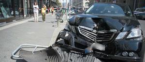 Totalschaden. Der Mercedes nach dem Aufprall in der Mohrenstraße