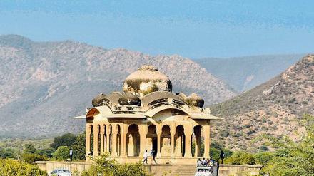 Touristen in der Ruinenstadt Bhangarh.