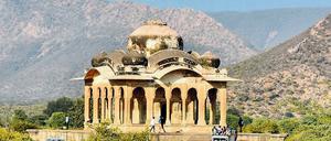 Touristen in der Ruinenstadt Bhangarh.
