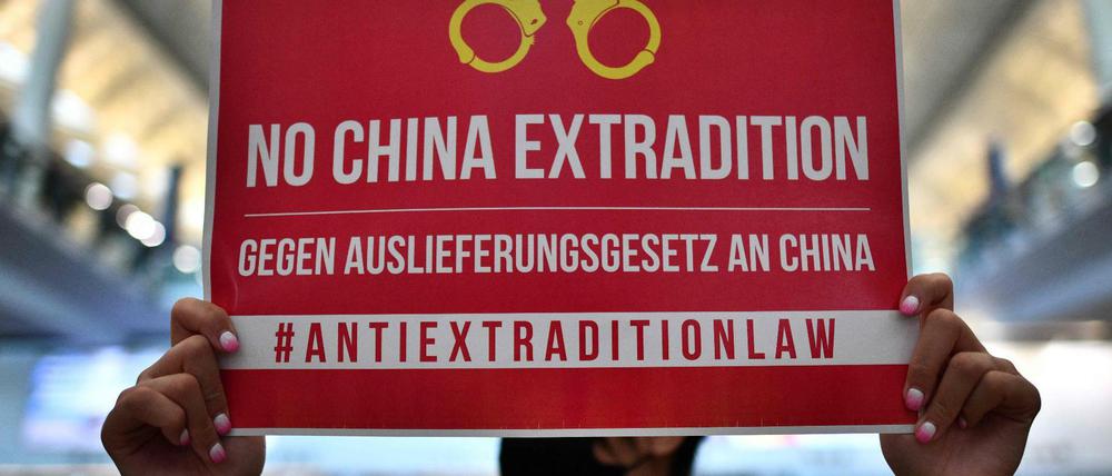 Am Freitag gingen die Proteste gegen das inzwischen zurückgezogene Auslieferungsgesetz am Flughafen weiter.
