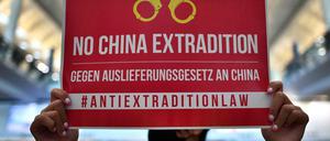 Am Freitag gingen die Proteste gegen das inzwischen zurückgezogene Auslieferungsgesetz am Flughafen weiter.