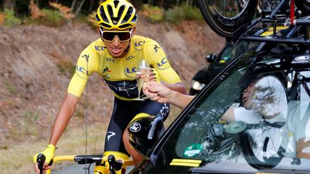 Sektchen gefällig? Egan Bernal stößt mit seinen Betreuern an.
