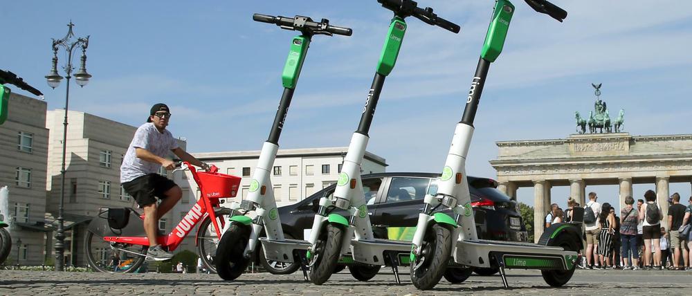 In E-Tretrollern sieht Verkehrssenatorin Regine Günther eine Gefahr. Neue Regeln für die Nutzung gibt es aber vorerst nicht.