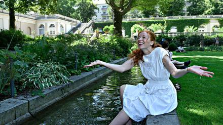 Die Schauspielerin Marleen Lohse im Körnerpark in Berlin Neukölln. 